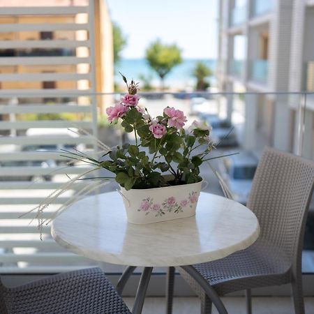 Hotel Petite Fleur Alba Adriatica Exterior photo