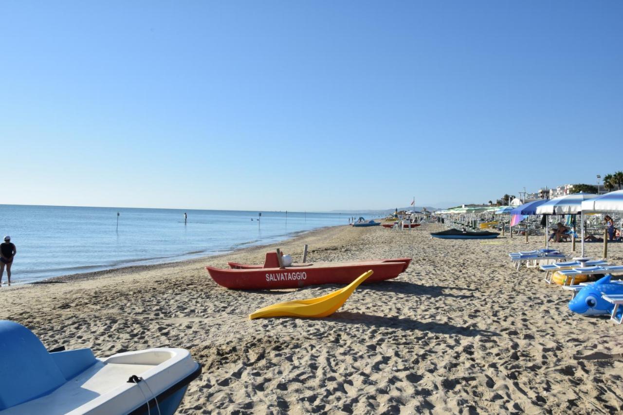 Hotel Petite Fleur Alba Adriatica Exterior photo