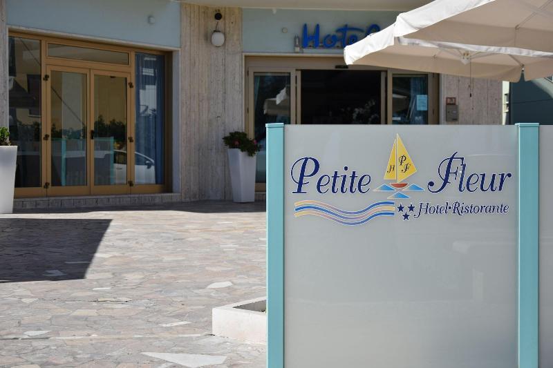 Hotel Petite Fleur Alba Adriatica Exterior photo
