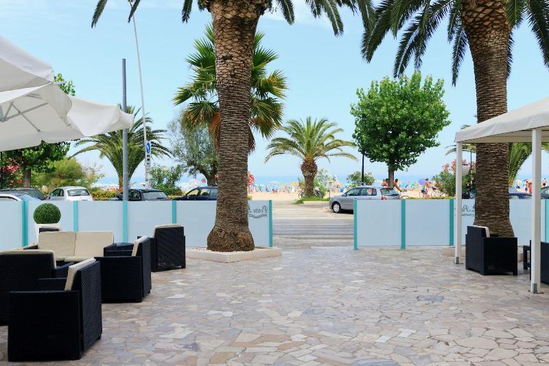 Hotel Petite Fleur Alba Adriatica Exterior photo