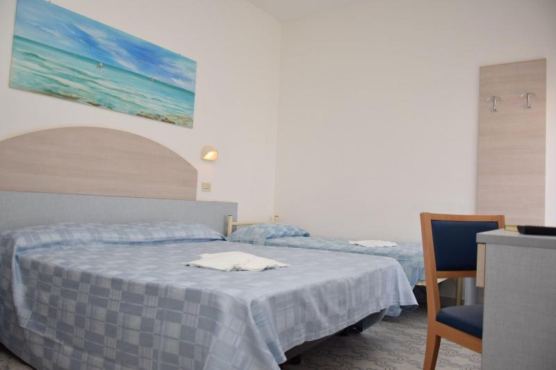 Hotel Petite Fleur Alba Adriatica Exterior photo