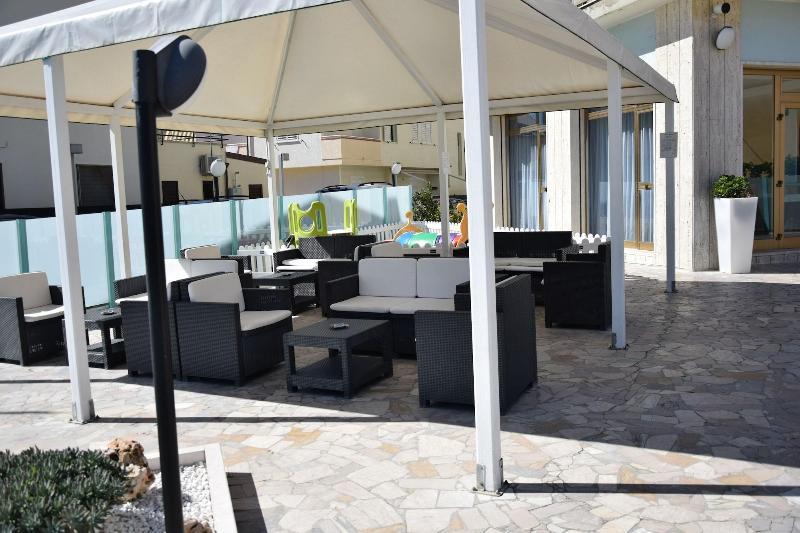 Hotel Petite Fleur Alba Adriatica Exterior photo