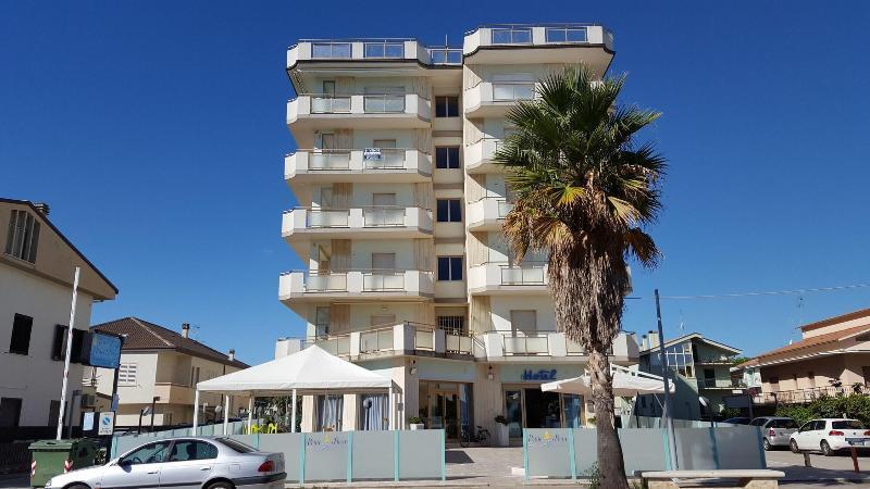 Hotel Petite Fleur Alba Adriatica Exterior photo