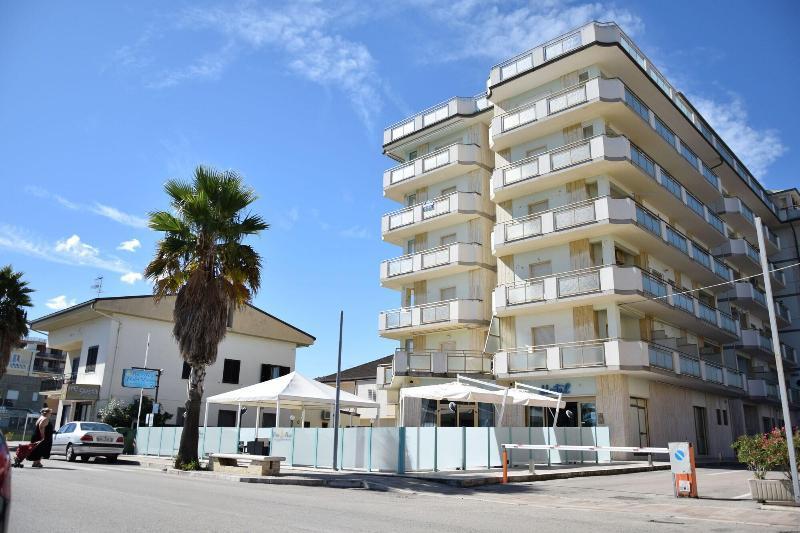 Hotel Petite Fleur Alba Adriatica Exterior photo