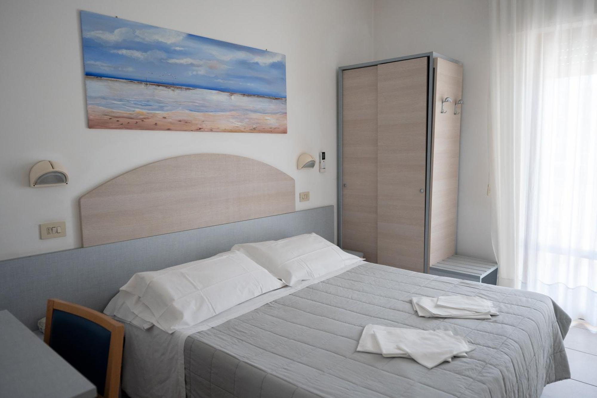Hotel Petite Fleur Alba Adriatica Exterior photo