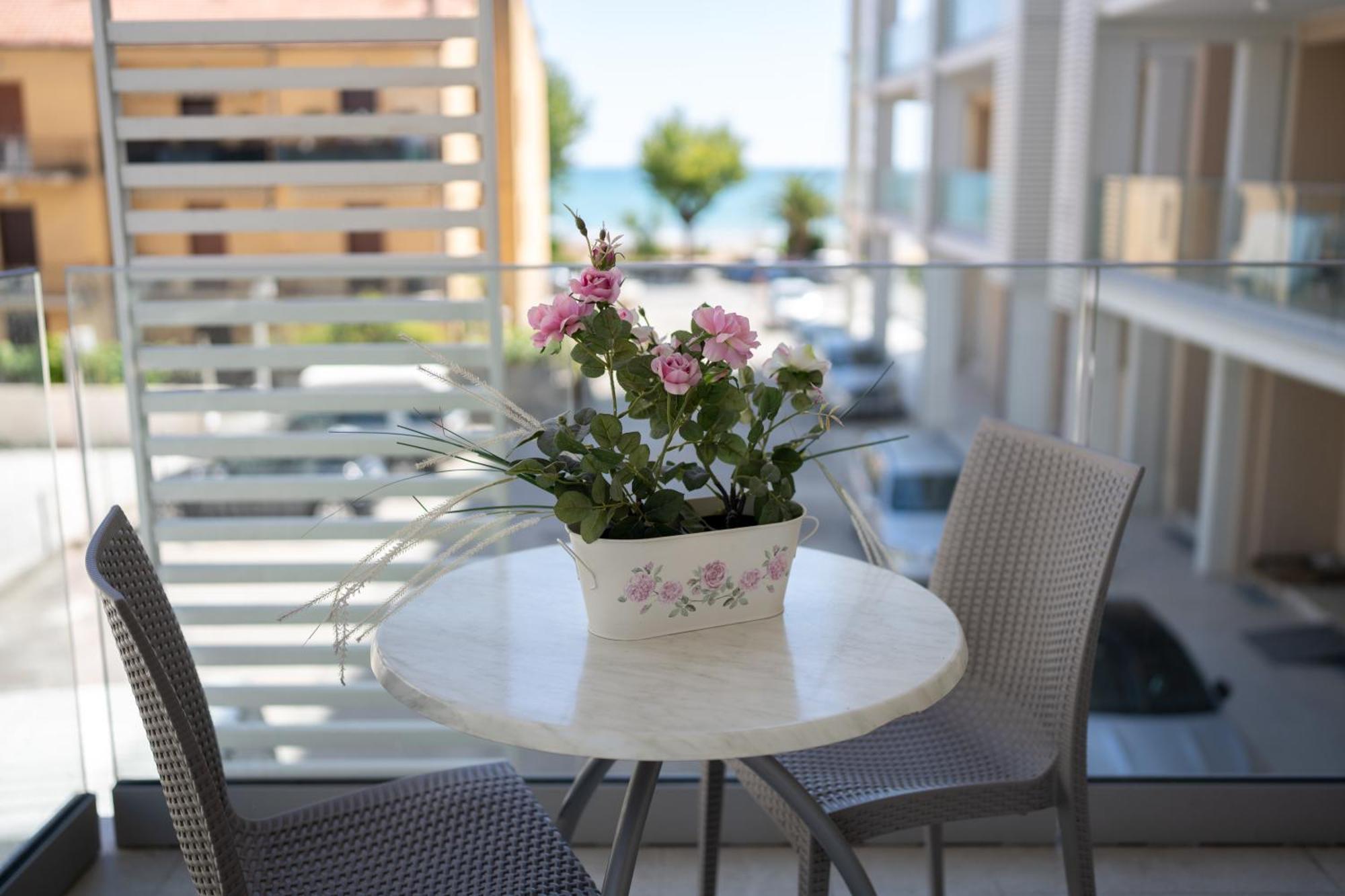 Hotel Petite Fleur Alba Adriatica Exterior photo