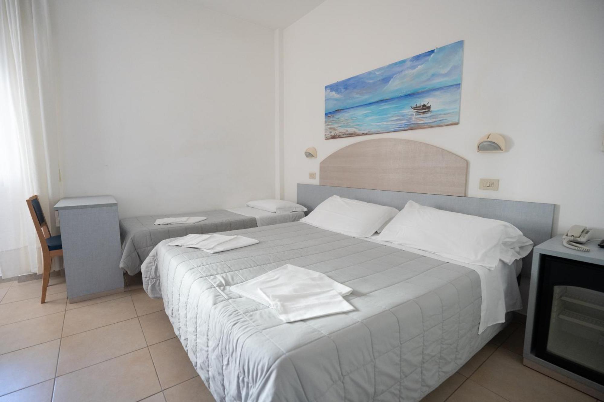 Hotel Petite Fleur Alba Adriatica Exterior photo
