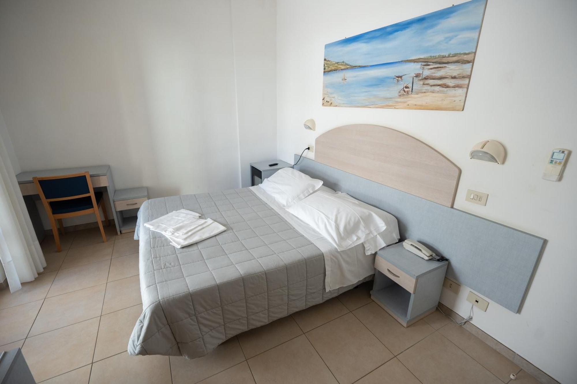 Hotel Petite Fleur Alba Adriatica Exterior photo