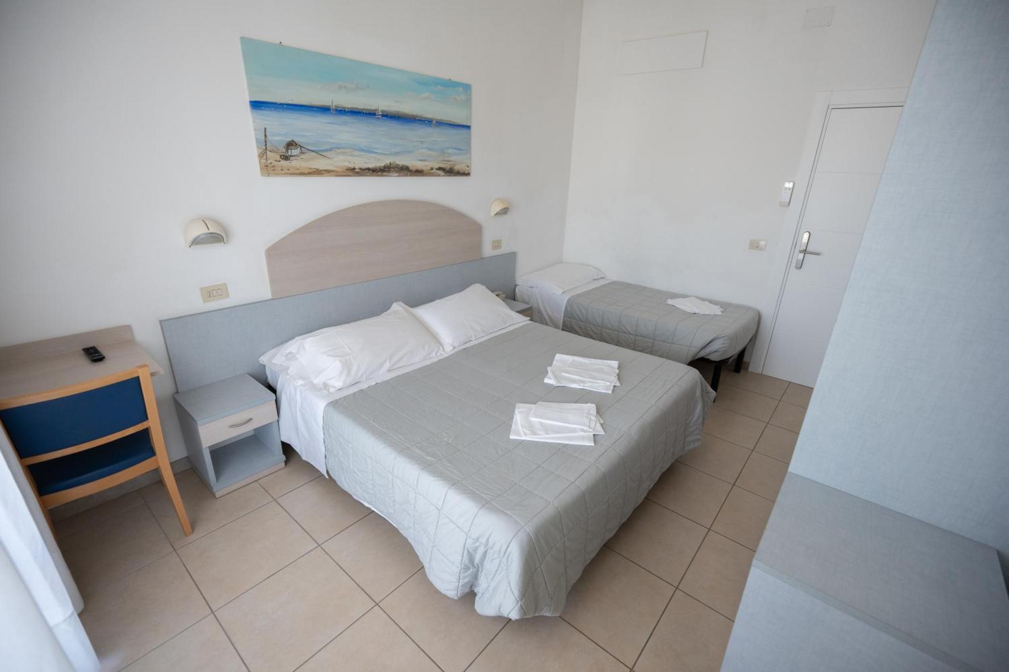 Hotel Petite Fleur Alba Adriatica Exterior photo