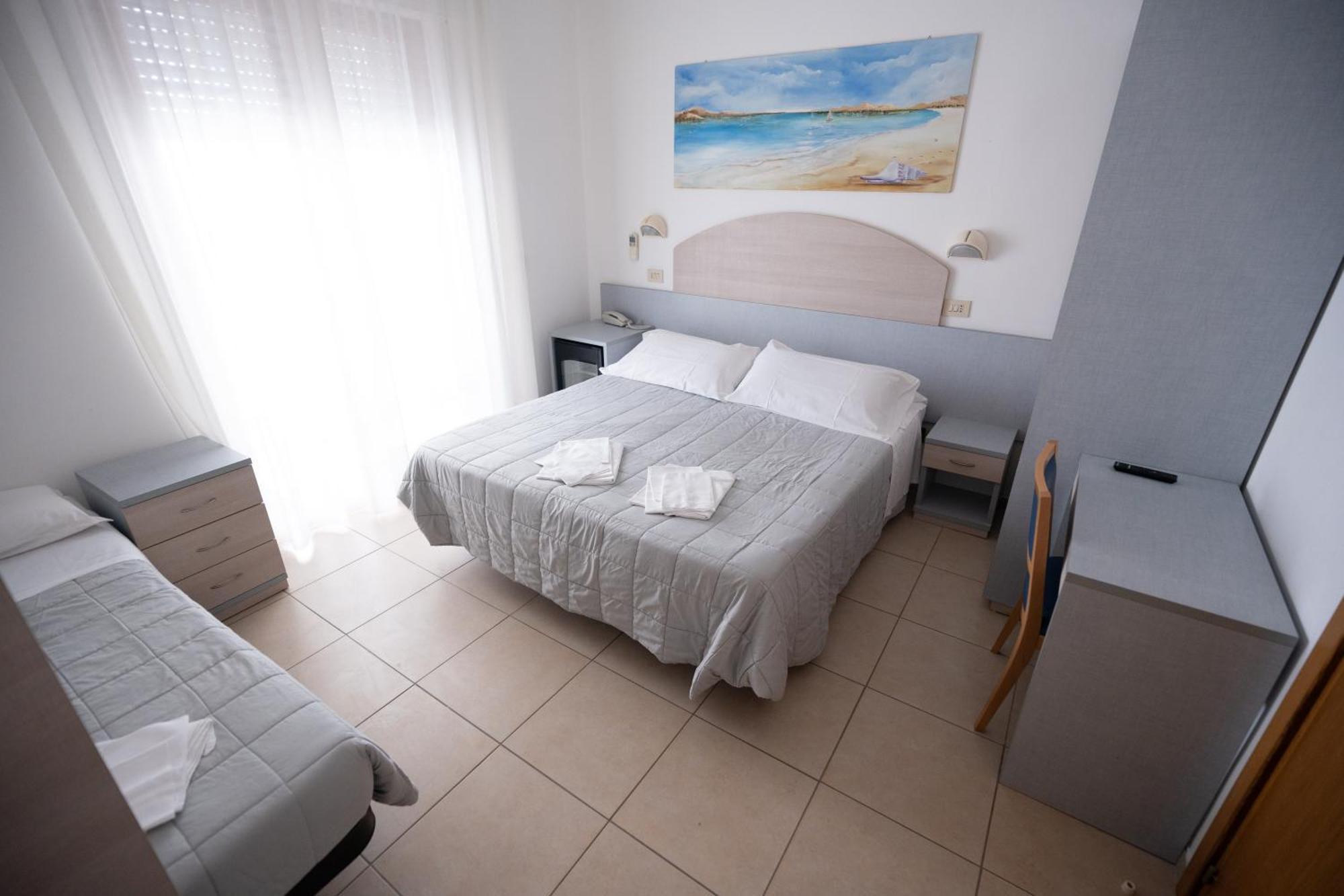 Hotel Petite Fleur Alba Adriatica Exterior photo