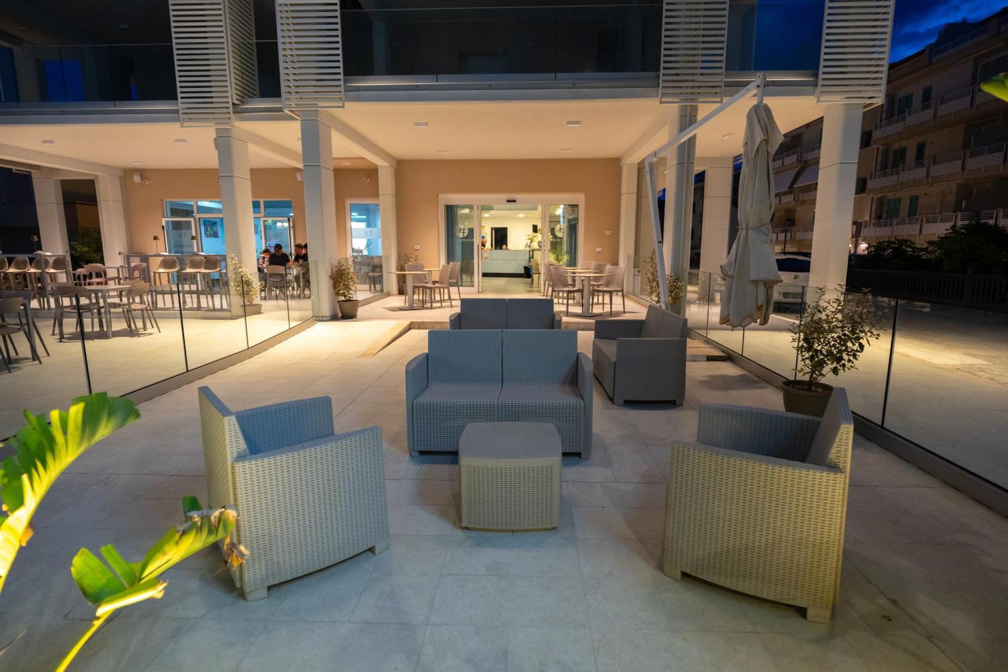 Hotel Petite Fleur Alba Adriatica Exterior photo
